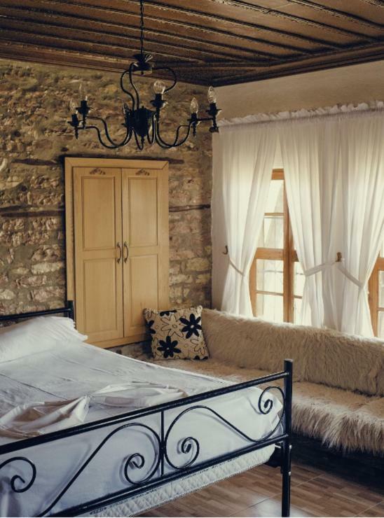 Stone Rooms 1850 Гирокастра Номер фото